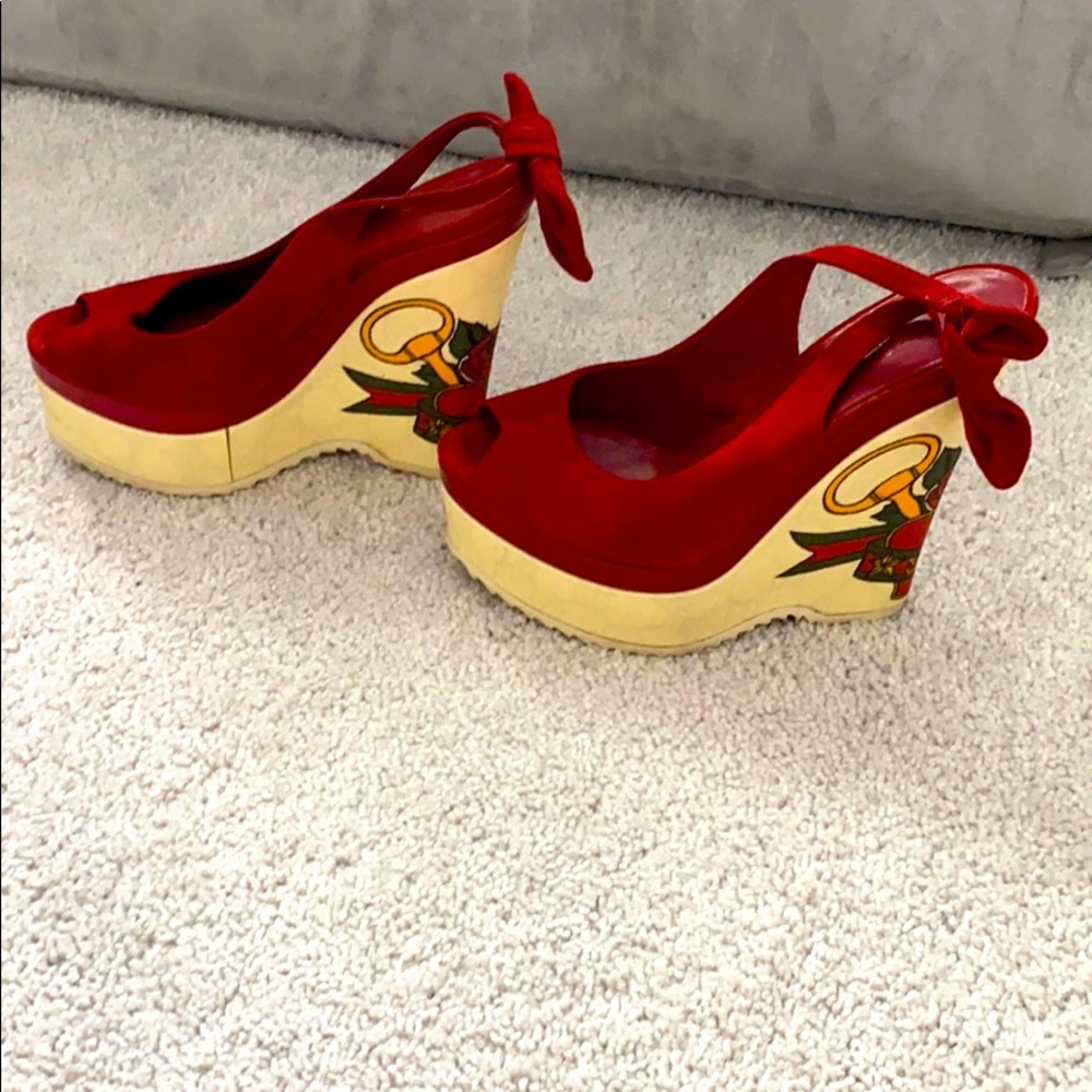 Gucci  red suede wedges limited edition